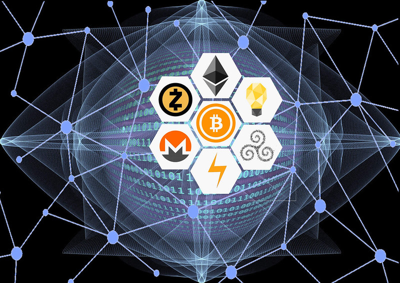 imagem de criptomoedas na frente de uma representação da rede blockchain
