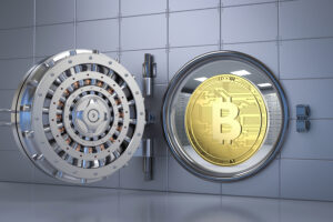 cofre com moeda bitcoin representando penhora de criptomoedas