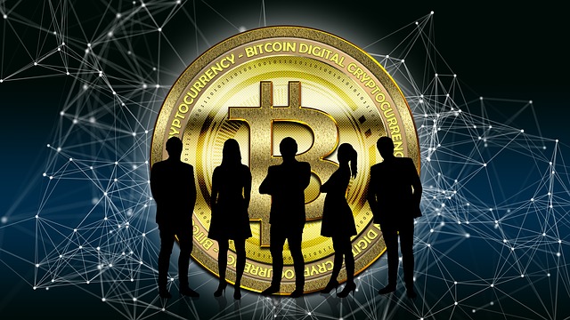 logo do bitcoin em uma moeda e a sombra de cinco pessoas na frente da imagem do bitcoin