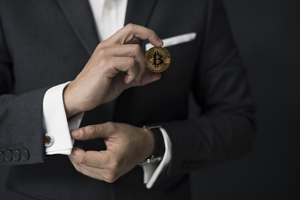 advogado segurando uma moeda de bitcoin